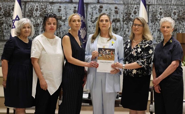 החוקרות ממרכז רקמן יחד עם מיכל הרצוג (צילום: איציק בירן)