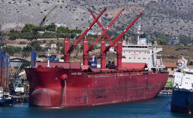 אוניית המטען מג'יק סיז עגנה בנמל באמפלקיה