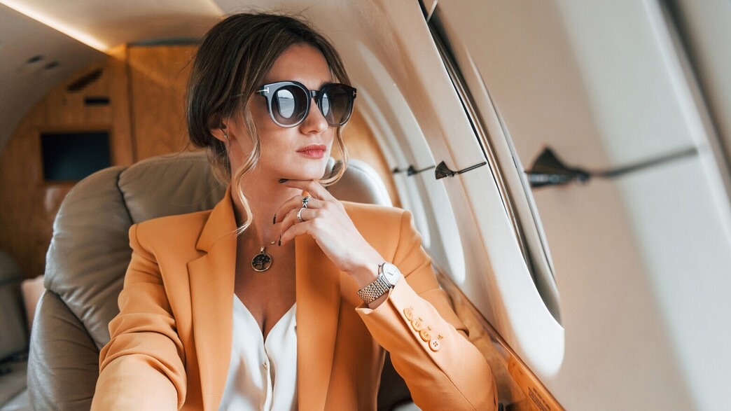 אישה עשירה במטוס