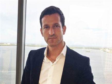 קסטין מנסה להרגיע (צילום: ספורט 5)