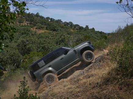 דיפנדר “אוקטה“: יכולות שטח משופרות וביצועים מרשימים (צילום: ספורט 5)