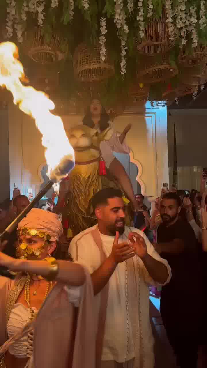 דפקה כניסה: אודיה פינטו נכנסה לחינה שלה רכובה על גמל בגובה 2.5 מ׳