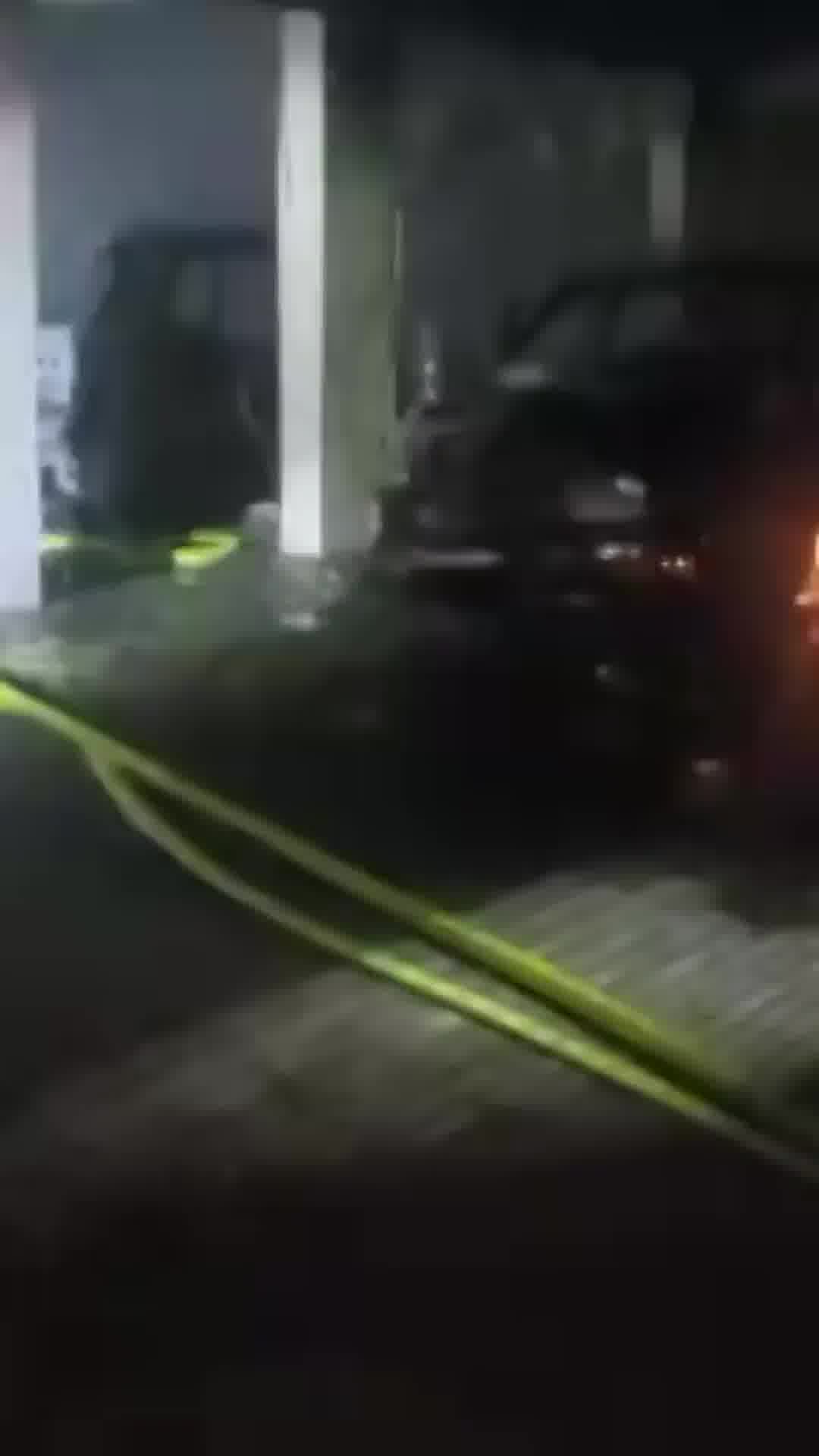 3 רכבים נשרפו כליל בבניין בקרית אתא, הנסיבות בבדיקה