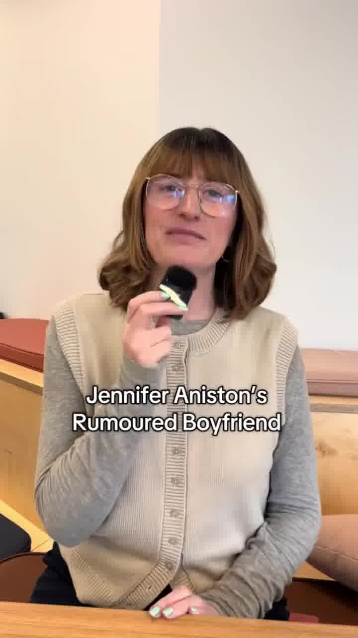 ג׳ניפר אניסטון מעוררת שמועות על זוגיות חדשה עם מנחה בהיפנוזה בשם ג׳ים קרטיס