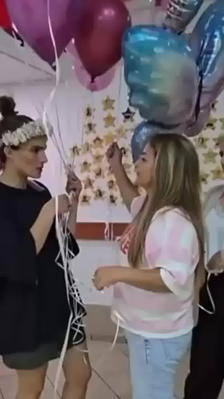 כך חגגו לאילנית לוי יומולדת 43 מאחורי הקלעים של ההצגה בה היא משחקת לצד רותם כהן