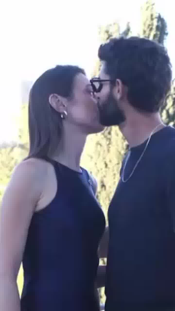 באמצע נשיקה: תפסנו את יונה לייבזון ובעלה ברגע מתוק