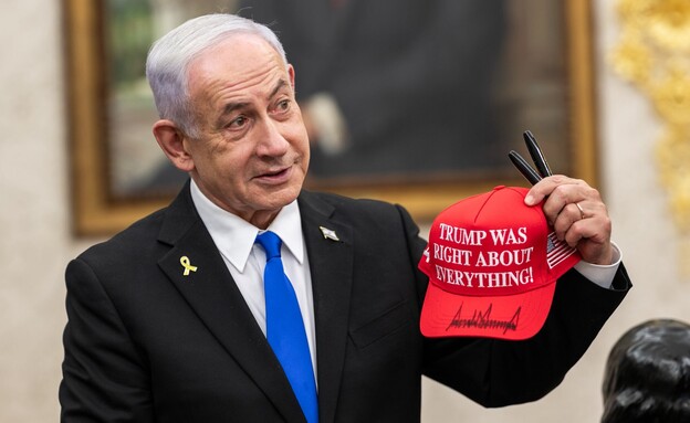 בנימין נתניהו מחזיק כובע: "טראמפ צדק בהכל" (צילום: The white house)