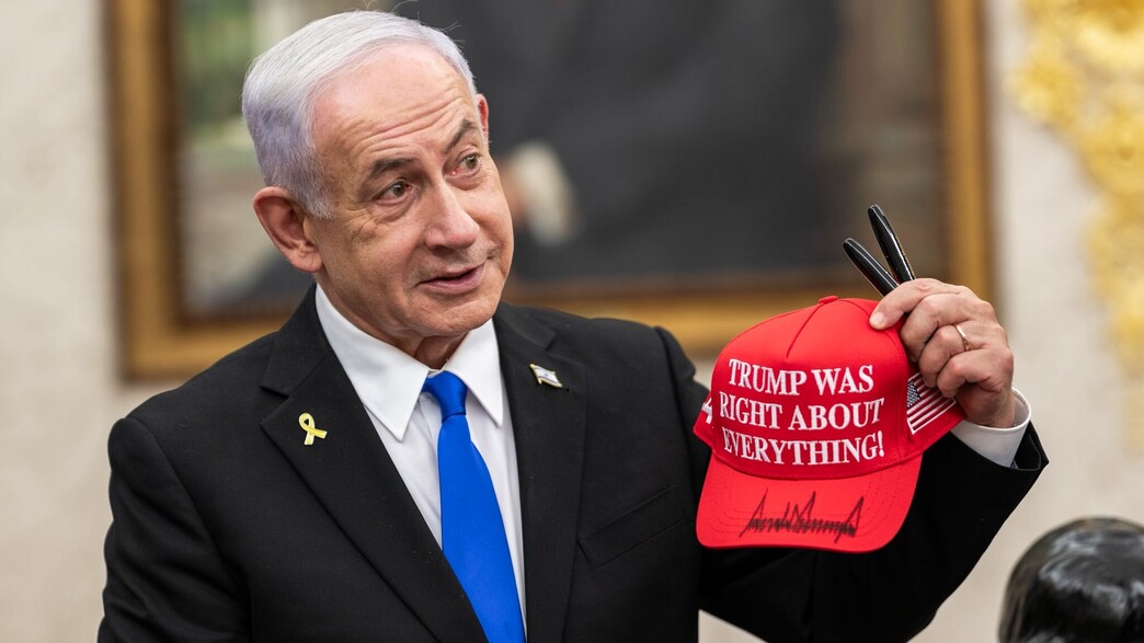 בנימין נתניהו מחזיק כובע: "טראמפ צדק בהכל" (צילום: The white house)
