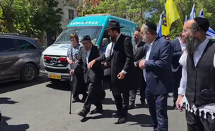 אביו של משה שמואל נול ז"ל הולך לפני ארונו (צילום: לפי סעיף 27 א')