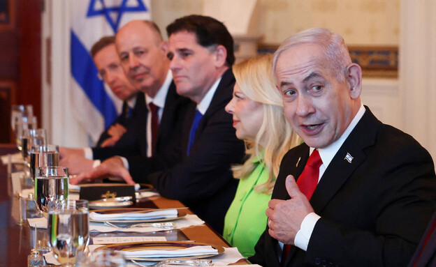ראש הממשלה בנימין נתניהו בארוחה עם טראמפ בבית הלבן (צילום: רויטרס)