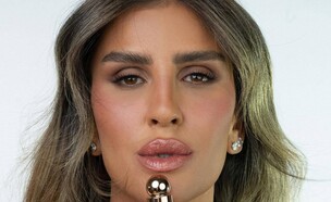 עינב בובליל עם ליפגלוס (צילום: אינסטגרם, ebcosmeticsbyeinav)