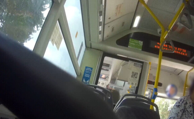 תיעודים חדשים: למרות הגינויים, ההדרה באוטובוסים נמ (צילום: חדשות 12)