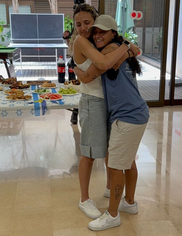 רומי גונן עם אמילי דמארי בזמן שחרורה מבית החולים (צילום: שיבא תל השומר)