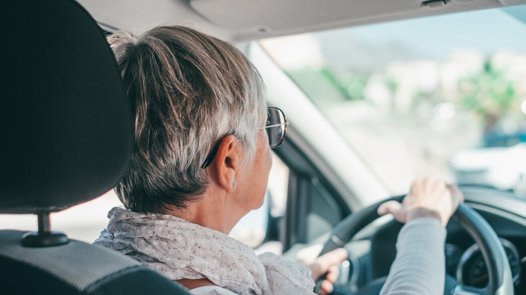 נהגת מבוגרת נהגת מבוגרת