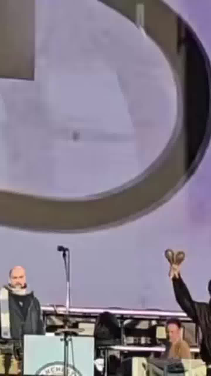 ליאם ונואל עולים לבמה, הקהל בשיגעון מוחלט
