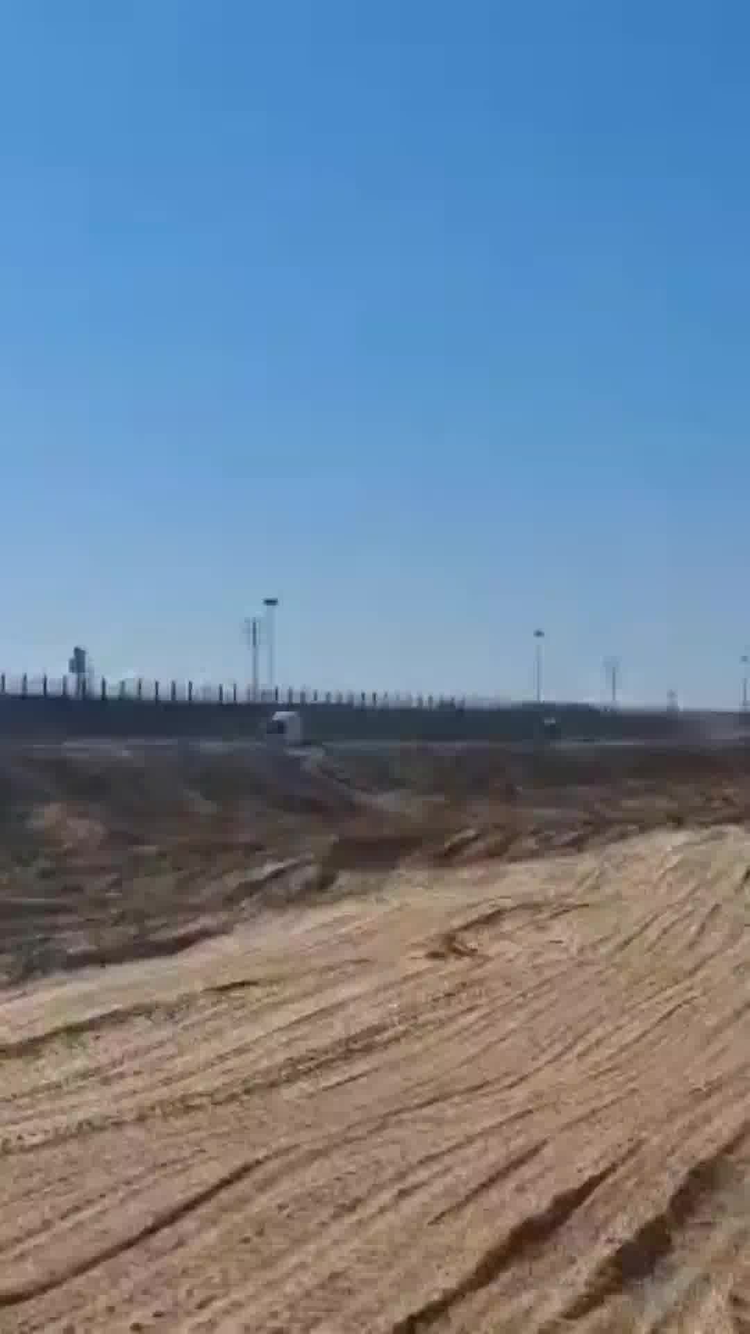 משאיות סיוע ריקות יוצאות מרצועת עזה
