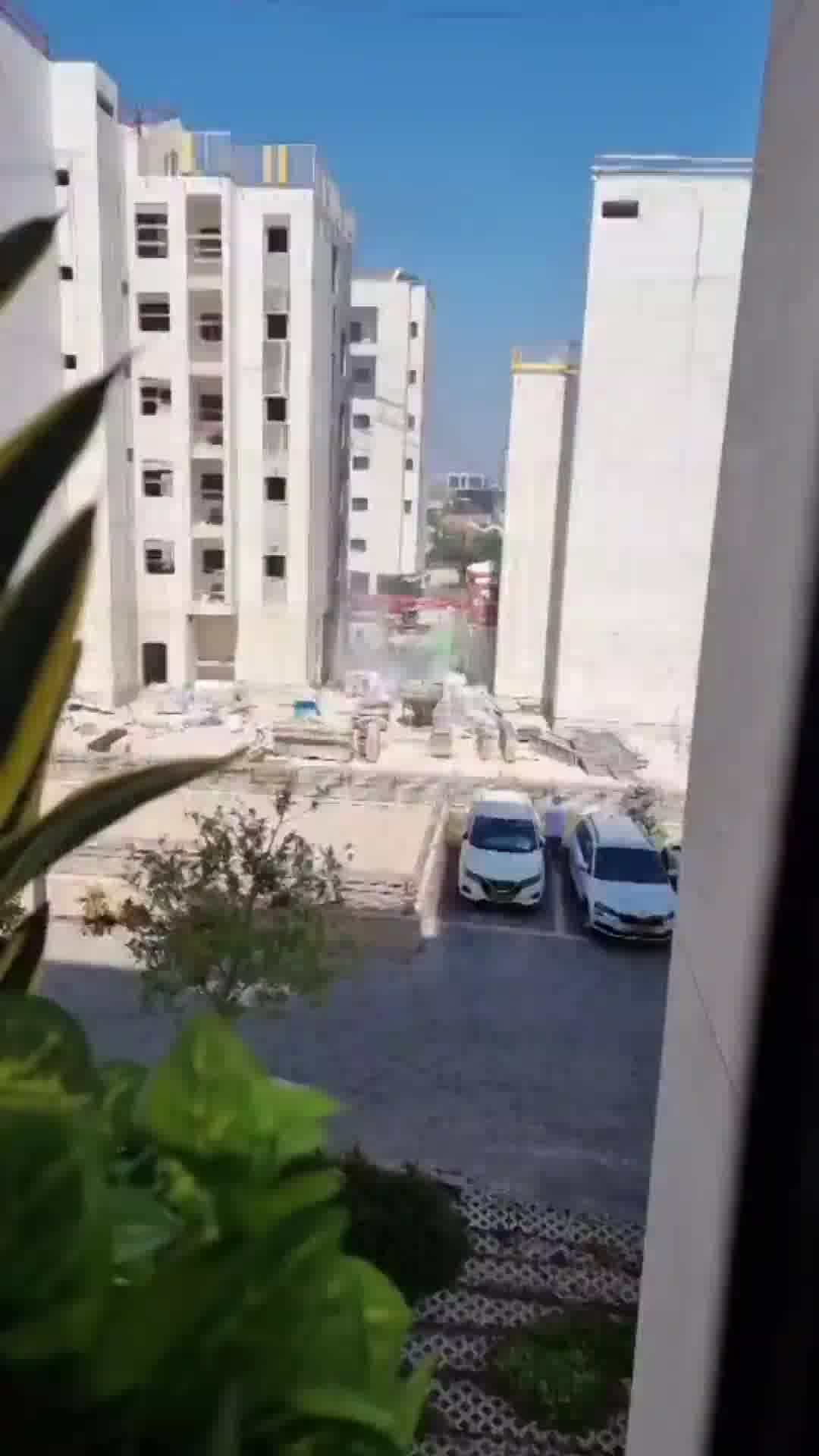 שריפה בשכונת נווה זמר ברעננה. כוחות הכיבוי פועלים במקום