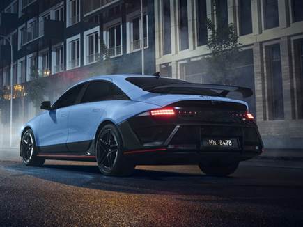 ארוכה יותר לאור פגושים ודיפיוזר אגרסיביים (צילום: ספורט 5)