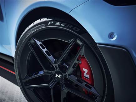 חישוקי “20 עטופים צמיגי פירלי P זירו, מסתירים דיסק קדמי 400 מ“מ עם (צילום: ספורט 5)