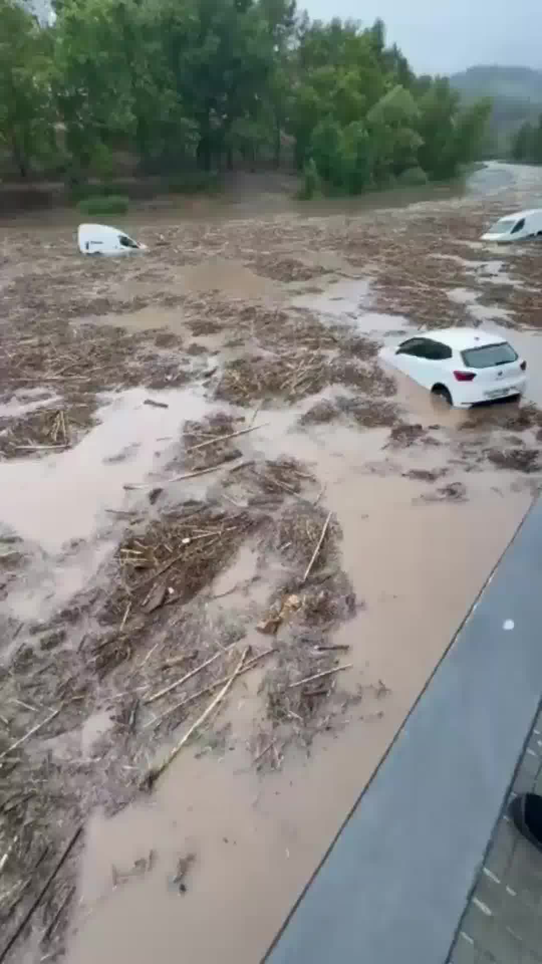 שיטפונות ברחבי קטלוניה: הממשל שלח הודעת אזהרה לתושבי האזור לקראת הגשמים הכבדים