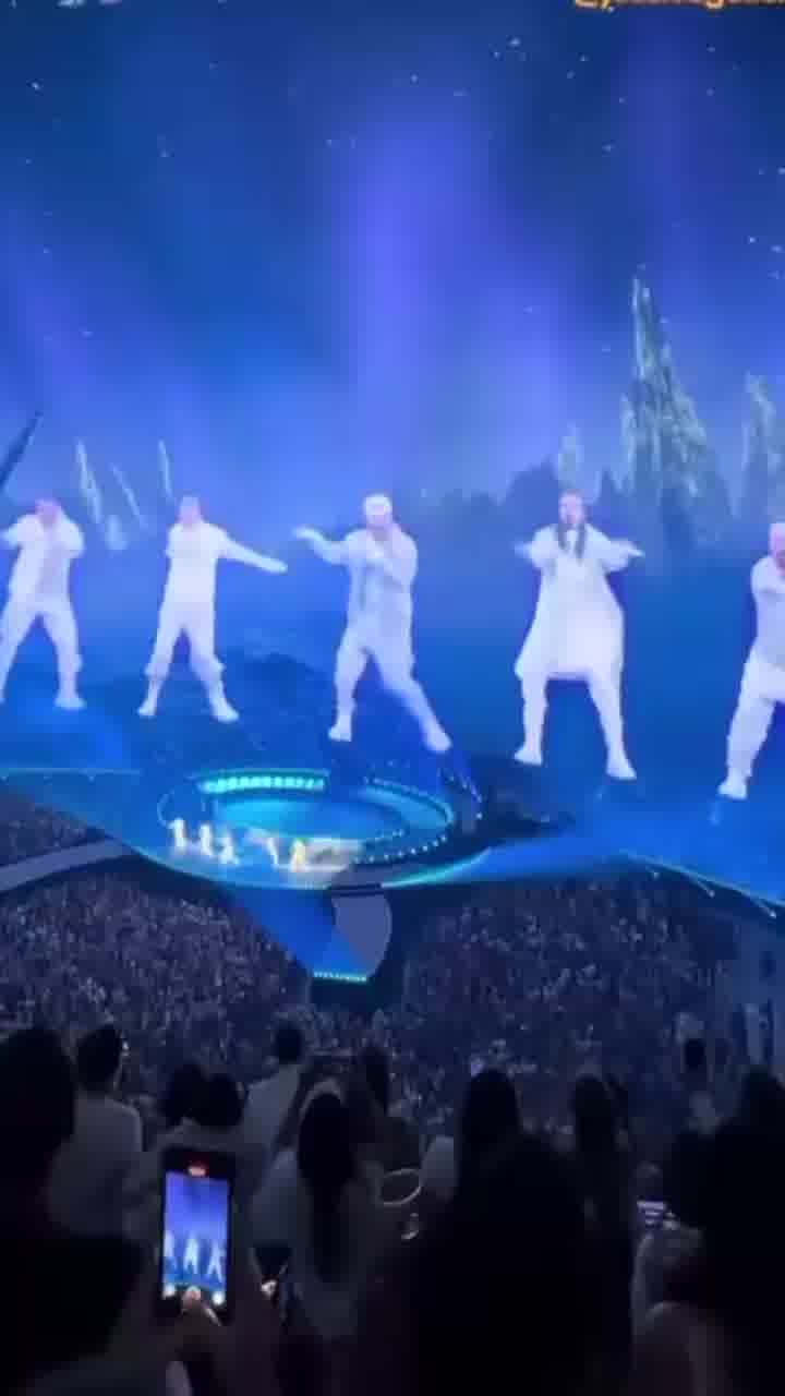 בקסטריט בויז מופיעים בשעה זו באולם ״הספירה״ בווגאס במסגרת 25 שנה לאלבומם המצליח ביותר ״מילניום״