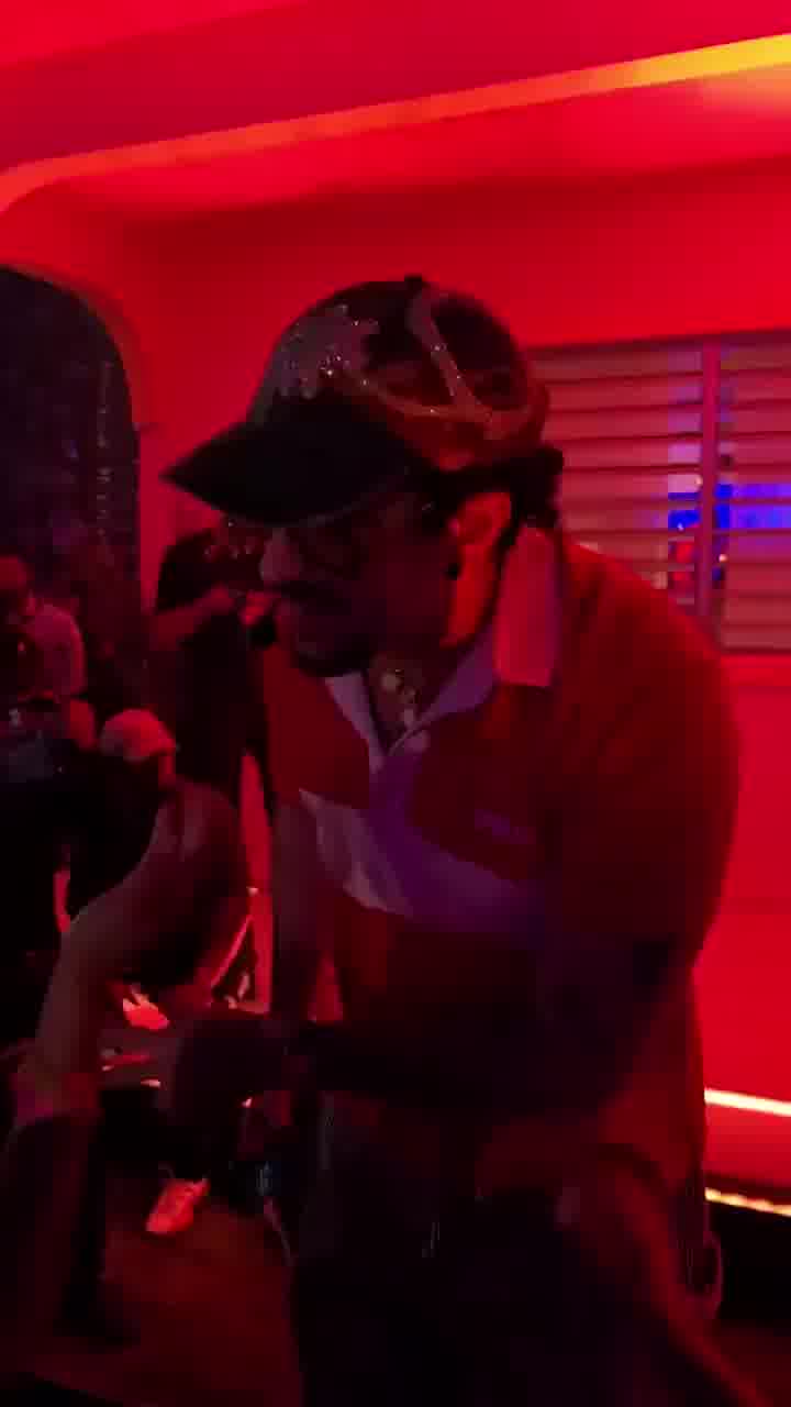 רגע לפני סדרת ההופעות ההיסטורית בפוארטו ריקו, באד באני מבלה חזק עם לברון ג'יימס