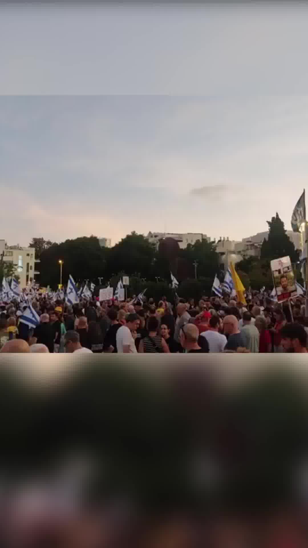 מפגינים כעת בכיכר הבימה בקריאה לסיום המלחמה והשבת החטופים