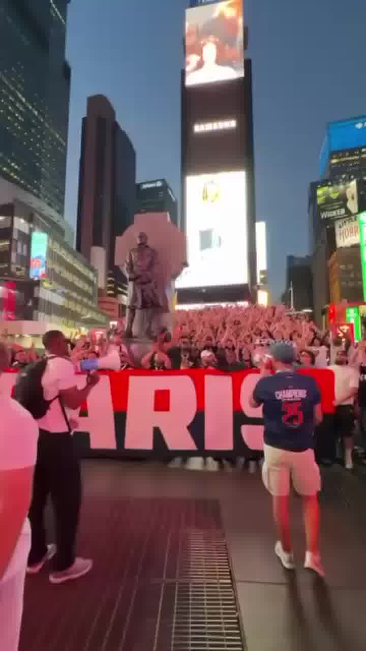 אוהדי פריז סן ז׳רמן כובשים את הטיימס סקוור לקראת הגמר מחר נגד צ׳לסי