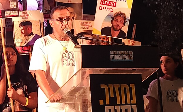 אלי שרעבי בעצרת למען שחרור החטופים (צילום: מרסלו שניידמן)