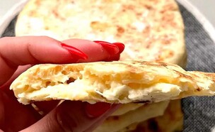 קאדה – מאפה גבינות במחבת (צילום: הדר גבאי, יחסי ציבור)