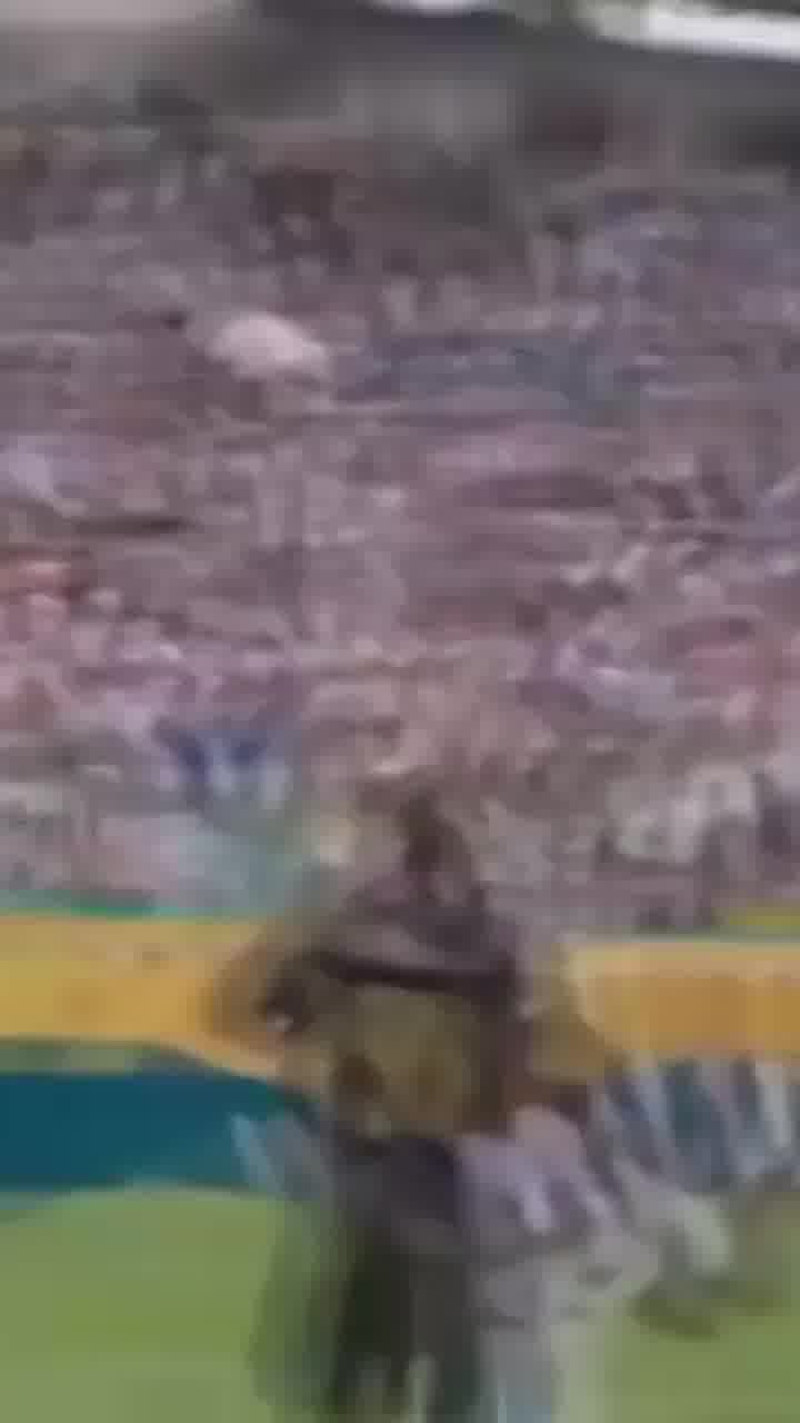 רובי וויליאמס ולאורה פאוסיני הופיעו הערב בטקס לפני גמר מונדיאל הקבוצות בניו יורק