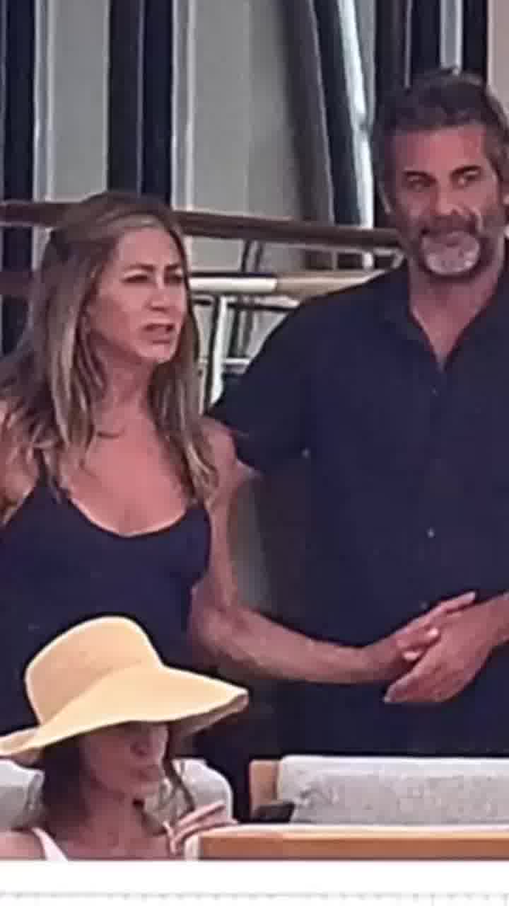 ג׳ניפר אניסטון ובן הזוג החדש, ג׳ים קרטיס ממשיכים להתקרב