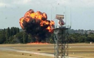 מטוס מתרסק בשדה התעופה בלונדון (צילום: מתוך הרשתות החברתיות לפי סעיף 27א' לחוק זכויות יוצרים)