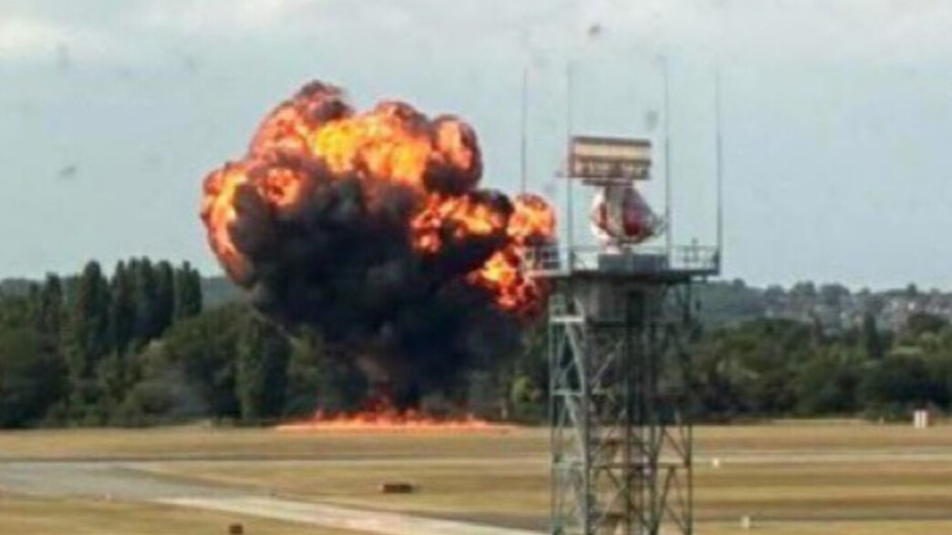 מטוס מתרסק בשדה התעופה בלונדון מטוס מתרסק בשדה התעופה בלונדון