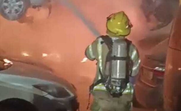 שריפה במגרש מכוניות (צילום: דוברות כבאות והצלה)