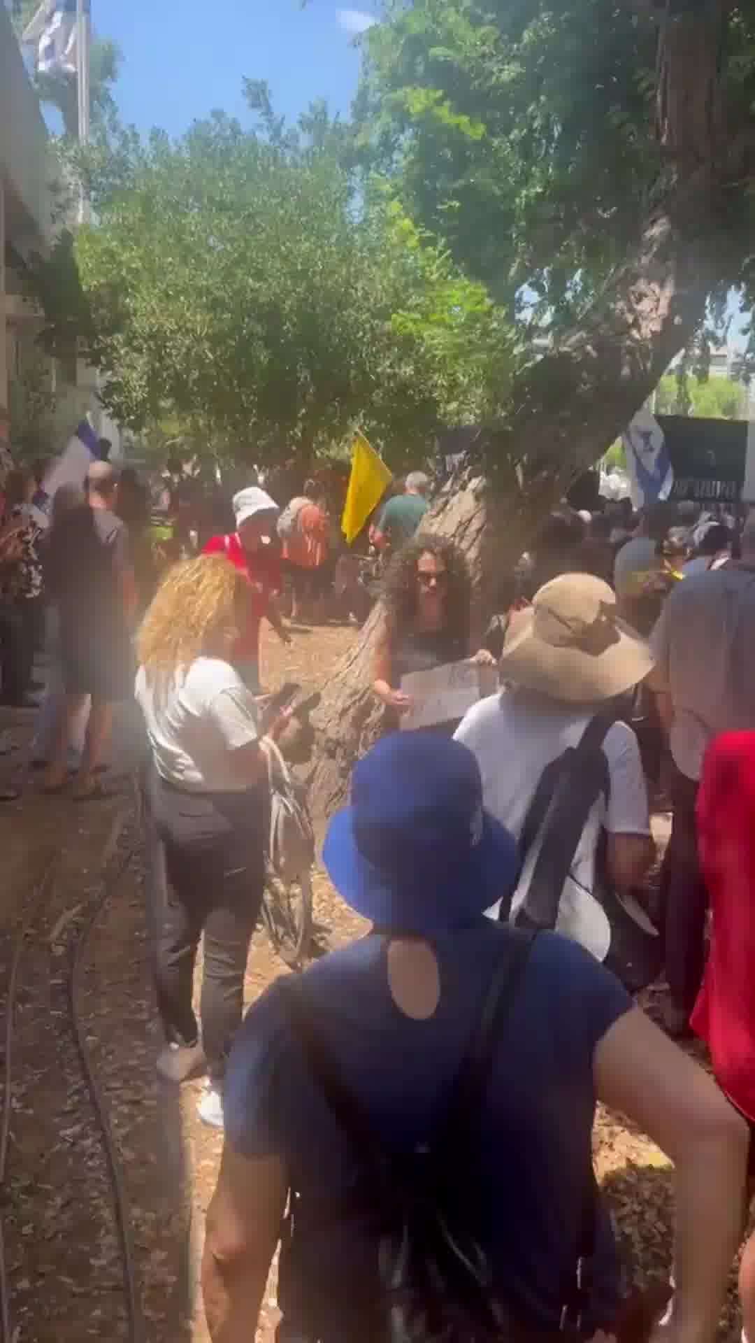 מאות משתתפים במחאה של לשכת עורכי הדין, ברחבת ביהמ״ש בתל אביב, נגד הדחתה של היועמ״שית