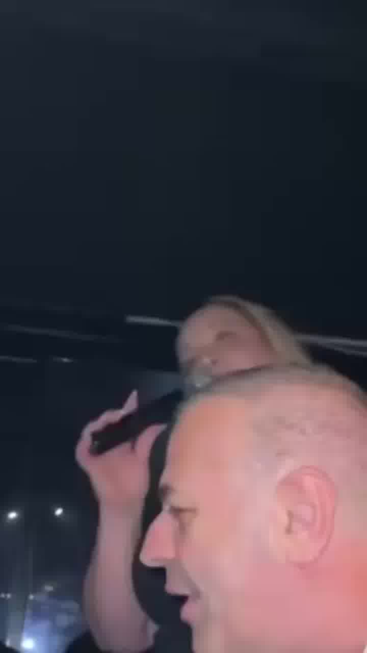 ליאת בנאי מפתיעה את תמיר גל כשמבשרת לו שתארח אותו בהופעה שלה במנורה