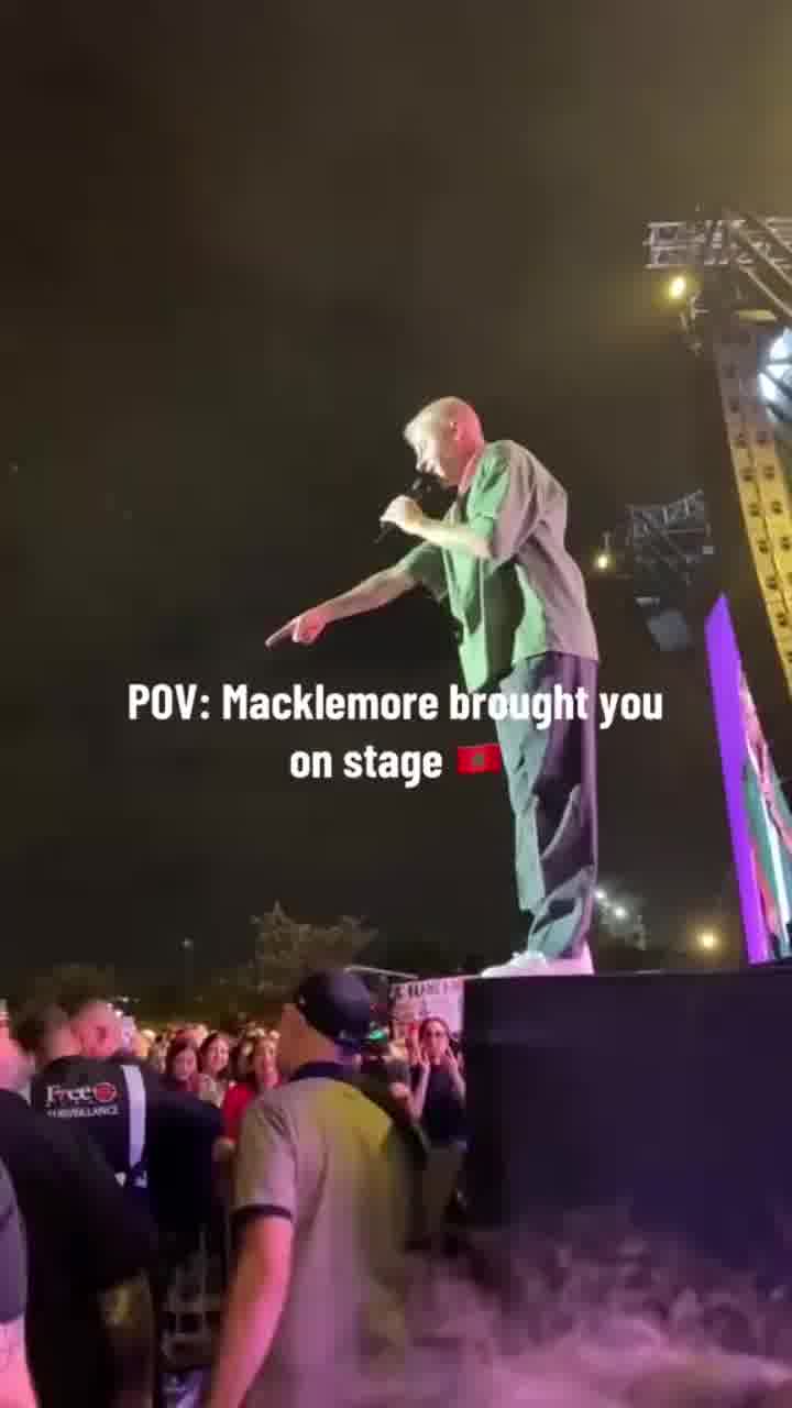 מול קהל מלא בדגלי פלסטין, הראפר מאקלמור הופיע בשבת במרוקו