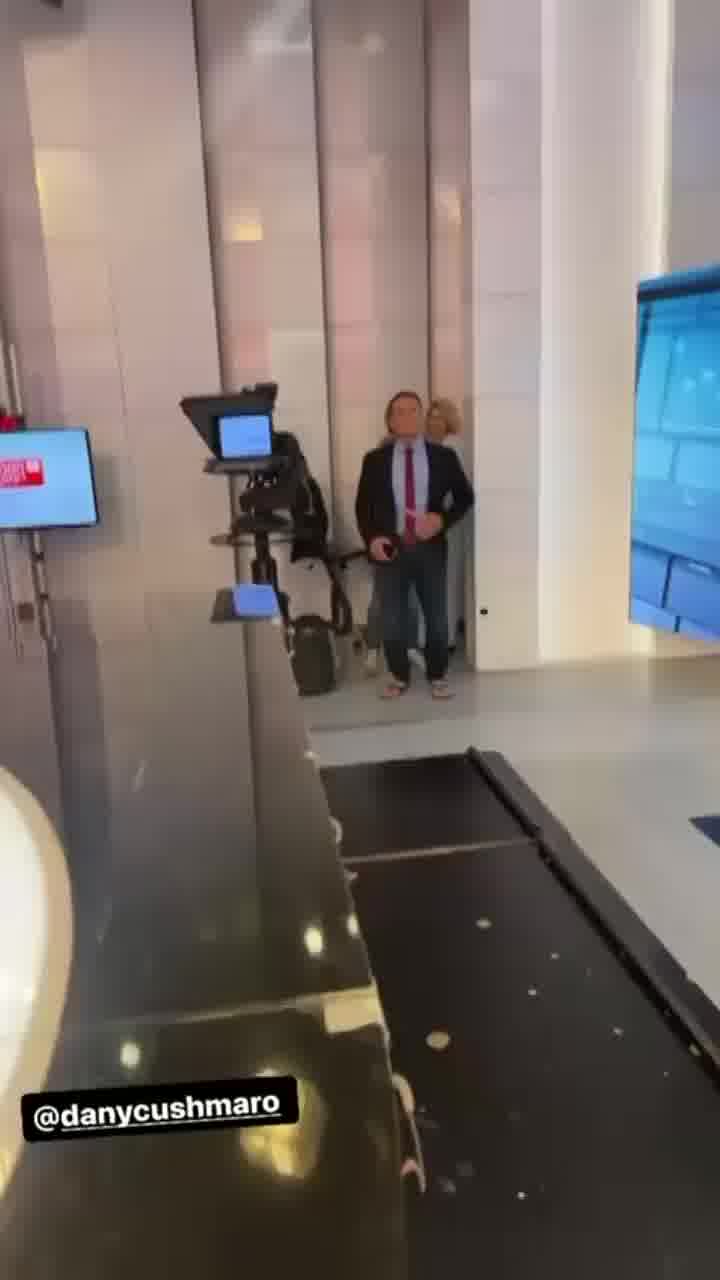 ביקורת אופנה עם דני קושמרו: כפכפים, חליפה ועניבה זה הכי