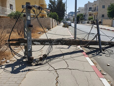 עמוד חשמל על מדרכה, אילוסטרציה