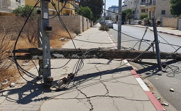 עמוד חשמל על מדרכה, אילוסטרציה