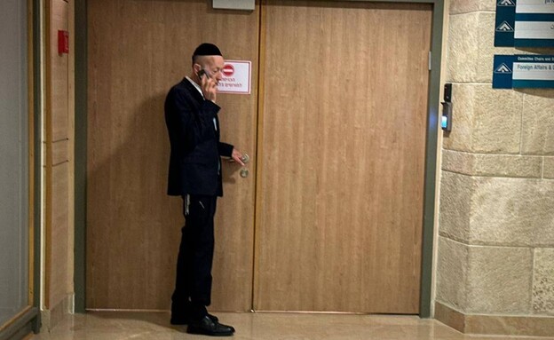 חה"כ מקלב בכניסה ללשכת אדלשטיין (צילום: שימוש לפי סעיף 27א' לחוק זכויות יוצרים)