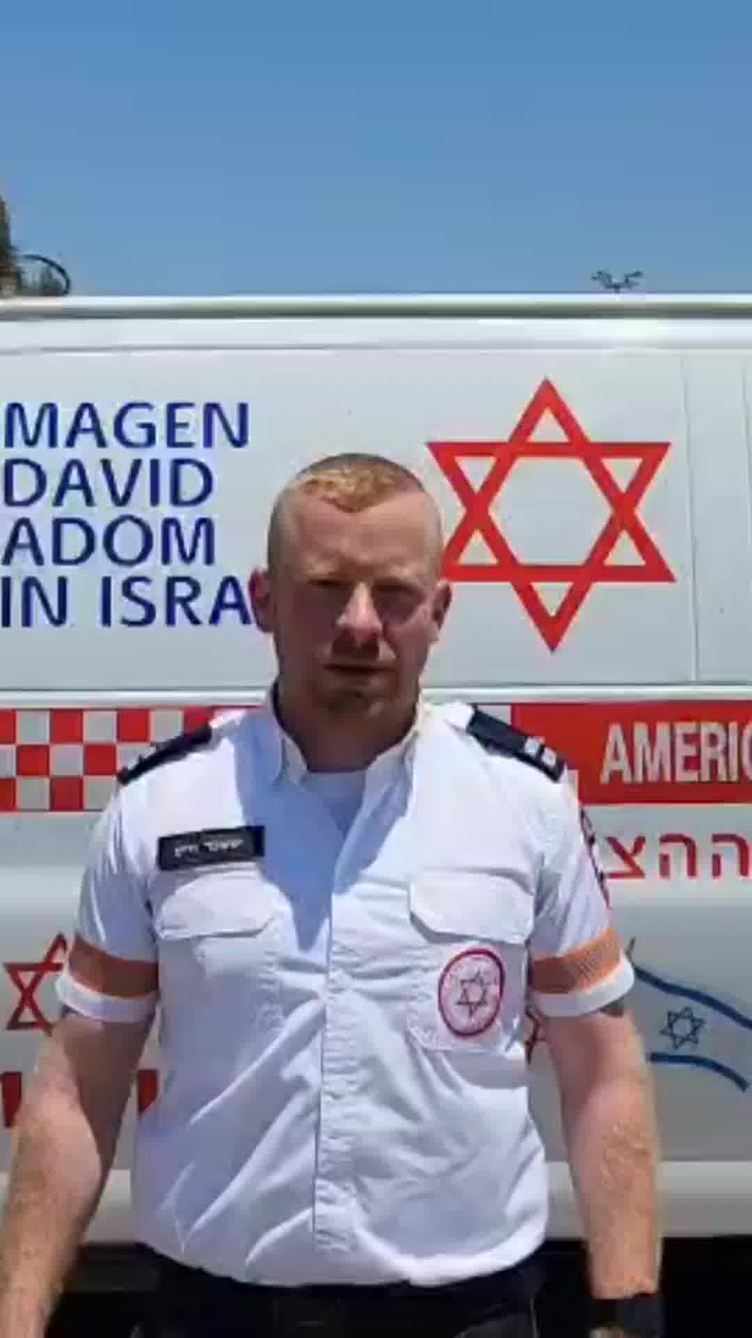 תאונת הדרכים סמוך לאור יהודה: חובשים ופראמדיקים של מד"א מעניקים טיפול רפואי במקום ומפנים לבי"ח שיבא 