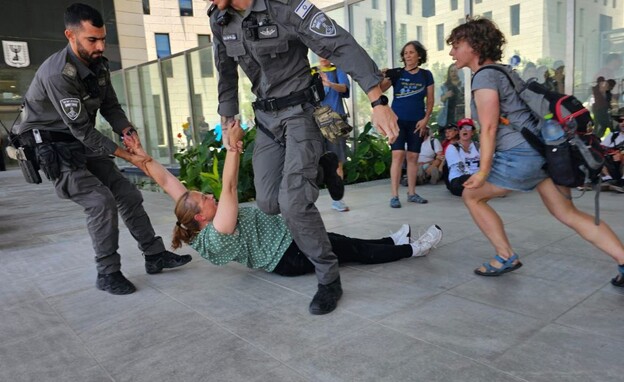 מחאה על הדחת היועמ
