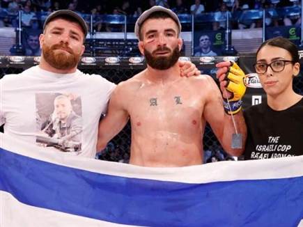 עם דגל ישראל ודסקית חטופים. ארונוב (האינסטגרם הרשמי של ארונוב) (צילום: ספורט 5)