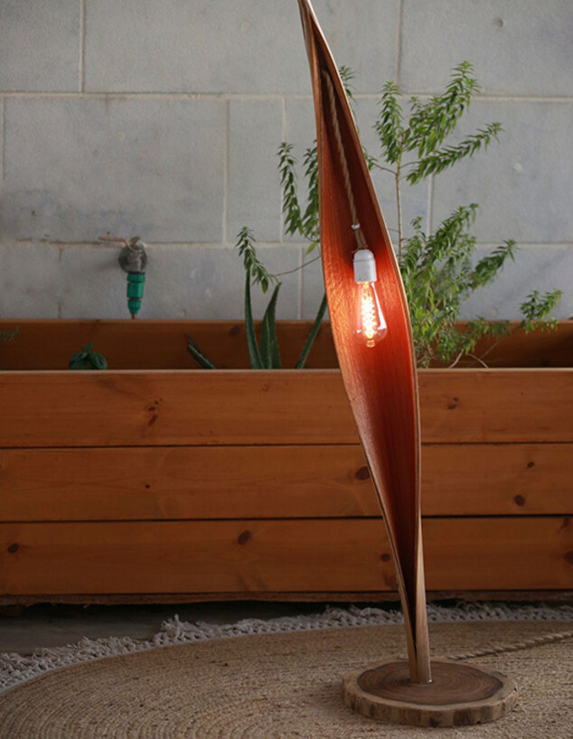 יובל עיני מנורת רצפה