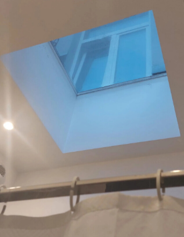 מקלחת מוזרה