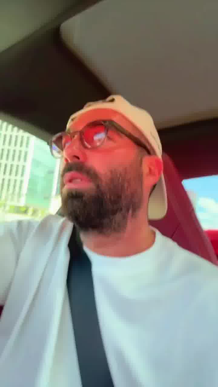 הקומבינה של עומר אדם: שריין 20 אלף כרטיסים ללקוחות בנק לאומי להופעה באצטדיון ר''ג