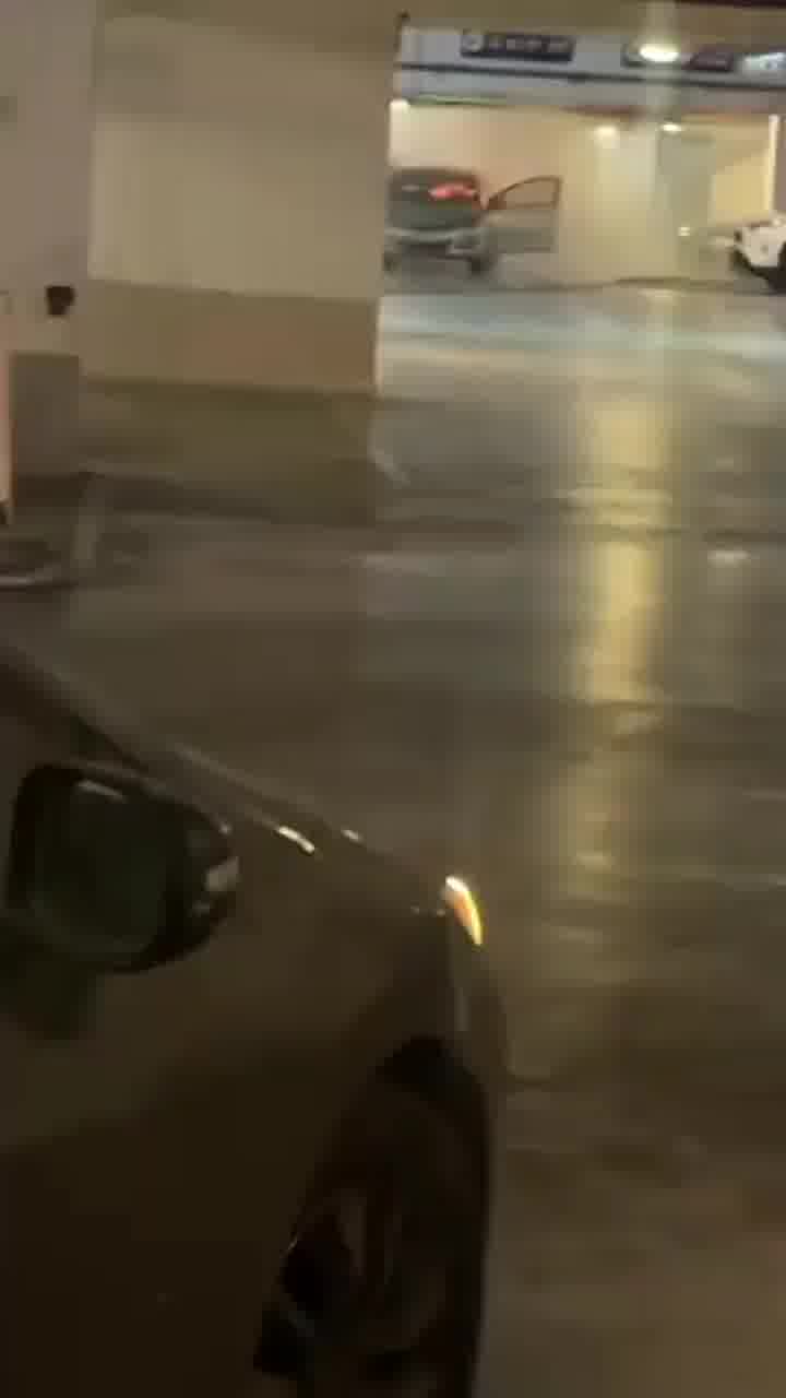 לוחמי אש פועלים לכיבוי שריפת רכב בחניון תת-קרקעי ברחוב יפה רום בירושלים
