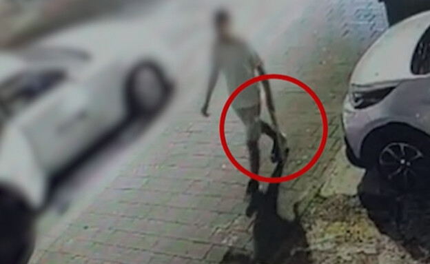 החשוד עם המוט (צילום: דוברות המשטרה)